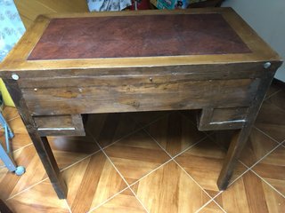 Scrittoio in noce con piano in pelle
