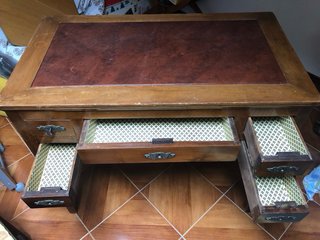 Scrittoio in noce con piano in pelle
