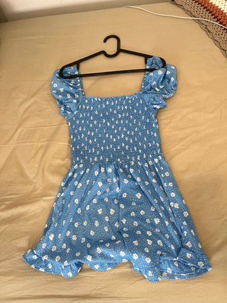 Vestido azul con flores blancas
