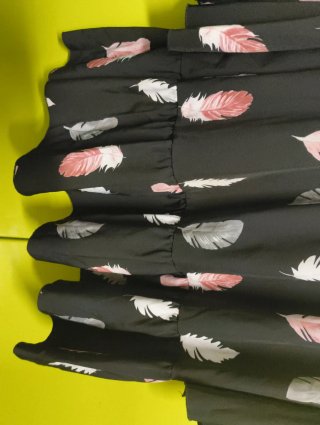 Vestido negro con estampado de plumas
