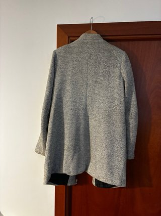 Abrigo corto Stradivarius gris cremallera