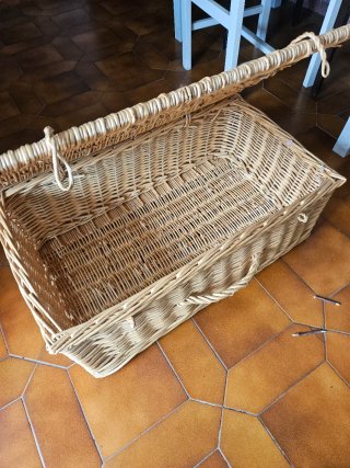 Cesta baúl de mimbre.