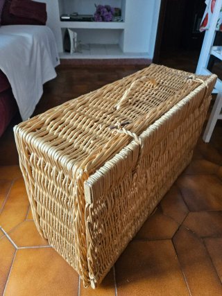 Cesta baúl de mimbre.