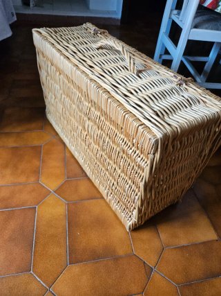 Cesta baúl de mimbre.