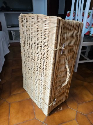 Cesta baúl de mimbre.