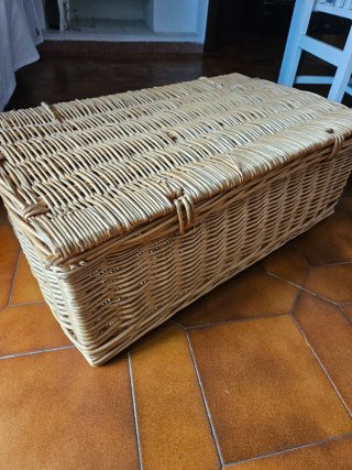Cesta baúl de mimbre.