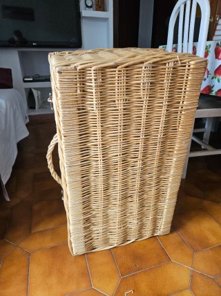 Cesta baúl de mimbre.