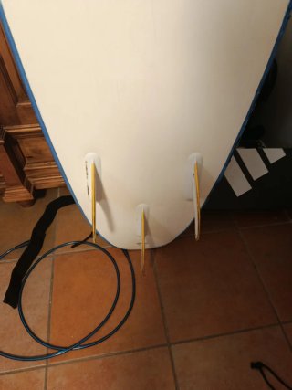 Tabla de surf azul con dibujos