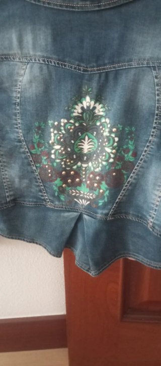 Chaqueta torera vaquera azul con estampado