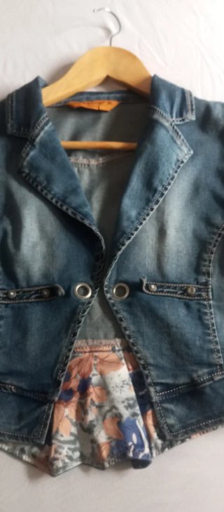 Chaqueta torera vaquera azul con estampado