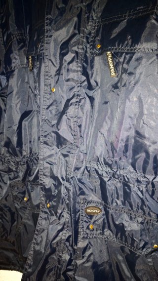 Chaqueta impermeable azul cargo