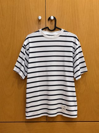 Camiseta de rayas blanca y negra