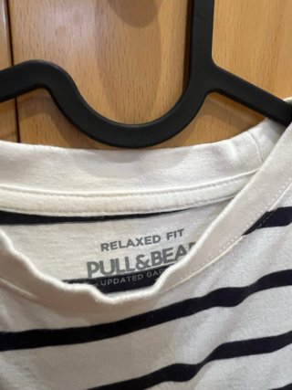Camiseta de rayas blanca y negra