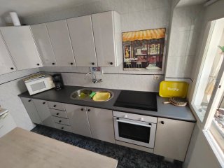 Mueble de cocina blanco y gris