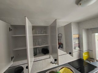 Mueble de cocina blanco y gris
