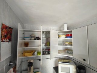 Mueble de cocina blanco y gris