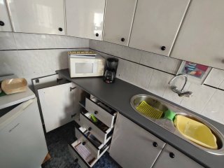 Mueble de cocina blanco y gris