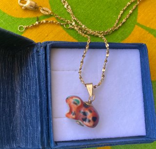 Colgante de oro con figura de cerámica