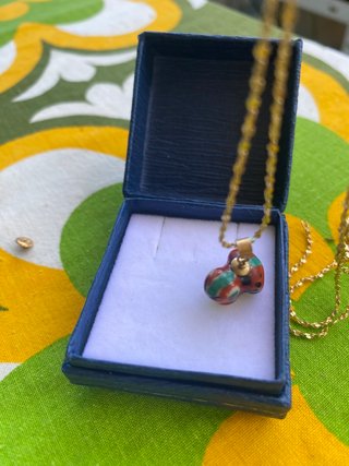 Colgante de oro con figura de cerámica