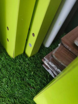 Litera de madera y plástico verde