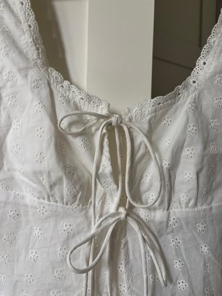 Top blanco con lazada y bordado