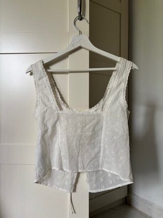 Top blanco con lazada y bordado