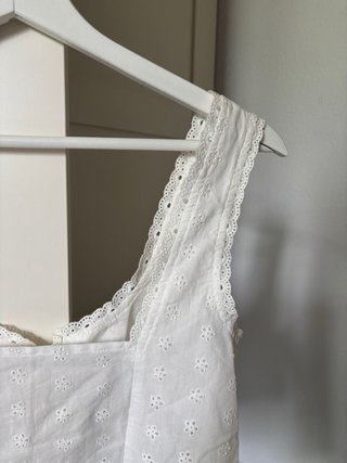 Top blanco con lazada y bordado