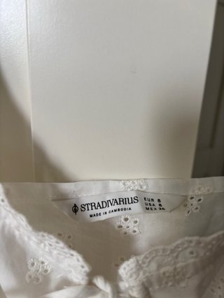 Top blanco con lazada y bordado