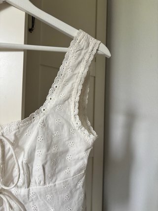 Top blanco con lazada y bordado