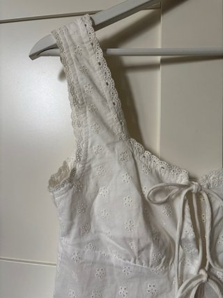 Top blanco con lazada y bordado