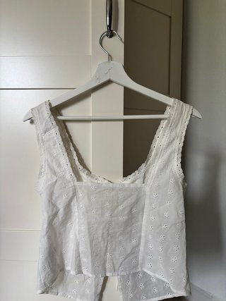 Top blanco con lazada y bordado