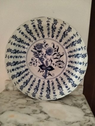 Jarra y plato de cerámica azul y blanco