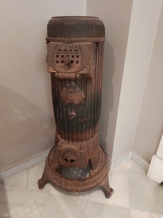 Estufa salamandra antigua de hierro fundido