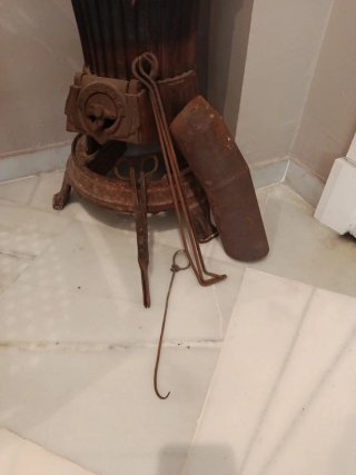 Estufa salamandra antigua de hierro fundido