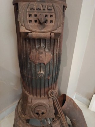 Estufa salamandra antigua de hierro fundido
