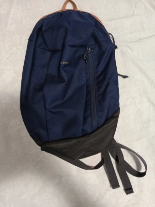 Mini mochila Quechua azul y negra