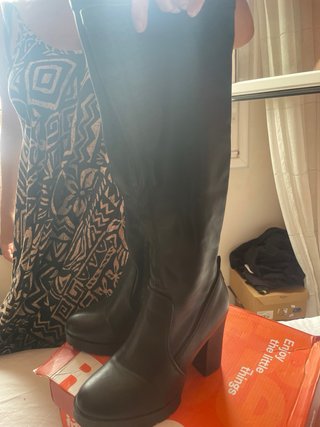 Botas altas negras con cremallera