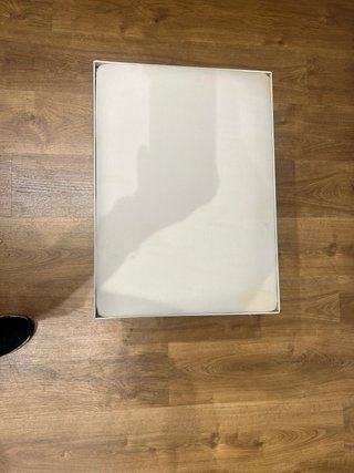 Banqueta de hierro y piel blanca