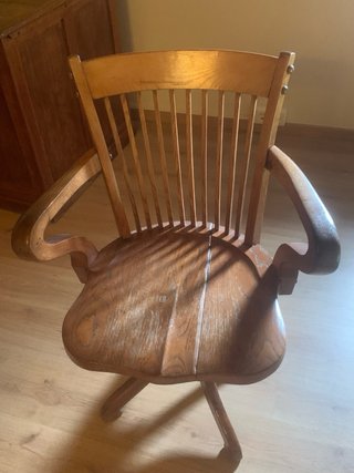 Escritorio antiguo de madera con silla
