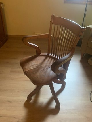 Escritorio antiguo de madera con silla