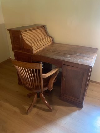 Escritorio antiguo de madera con silla
