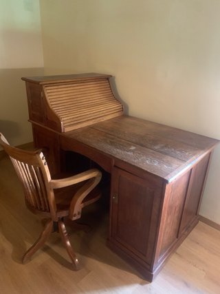 Escritorio antiguo de madera con silla