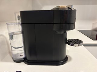 Cafetera Nespresso Vertuo Next Negra