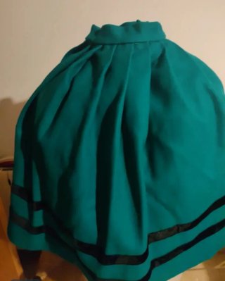 Falda verde con cintas negras