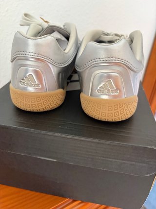 Adidas plateadas talla 42