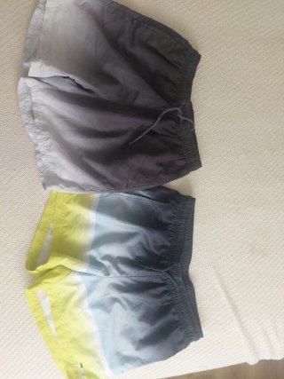 Bañadores grises y amarillos