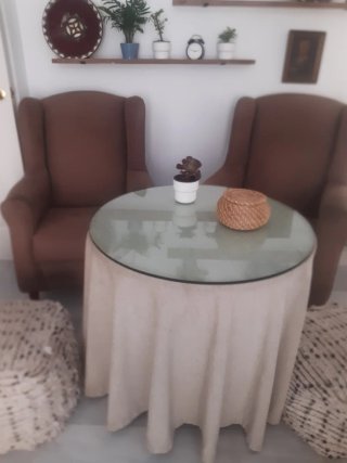 Mesa camilla, 2 sillones y 2 puffs