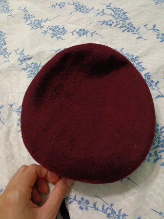 Cappello nero e basco rosso