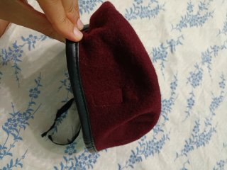 Cappello nero e basco rosso