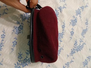 Cappello nero e basco rosso